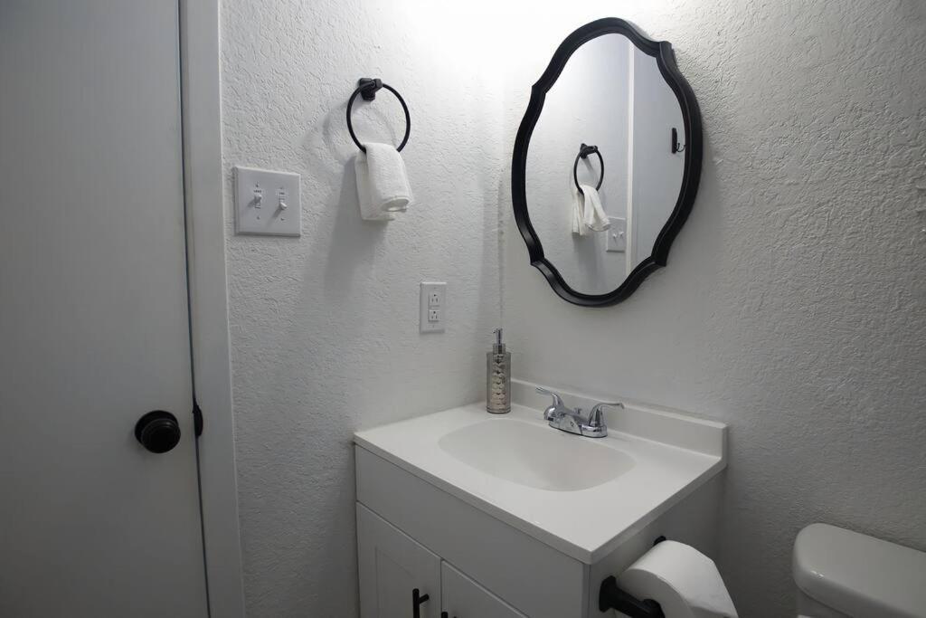 Chic & Cozy 2 Bedroom - 1 Bathroom - Rated Best Eagle Pass Eksteriør bilde